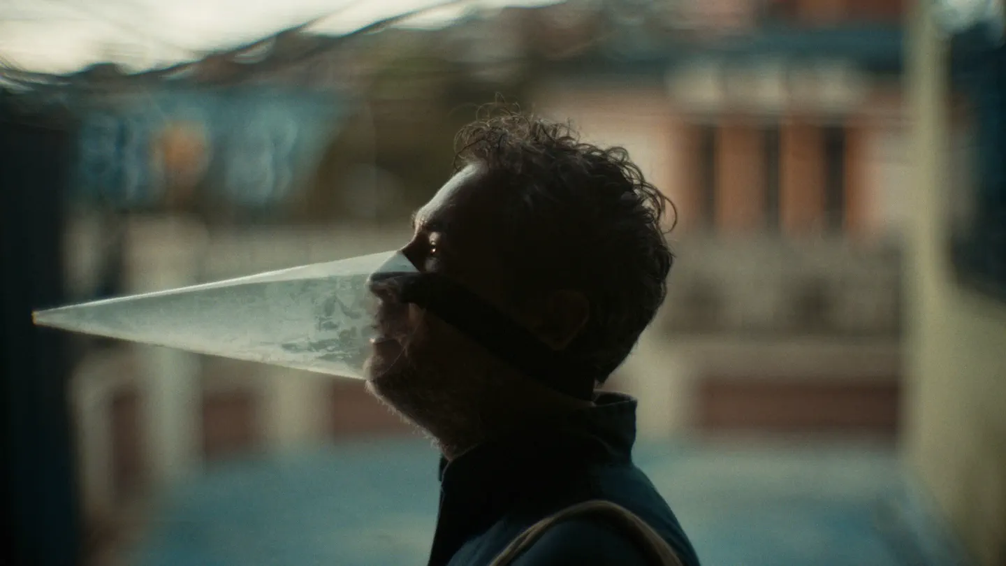 Época de Plagas — a man in profile presses against a sheet of plastic, a city balcony blurred behind him. Original score by Orlando Pérez Rosso.